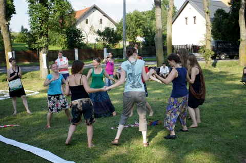 Akcja "Plac zabaw dzieci i dorosłych" podczas festiwalu Wioska Teatralna