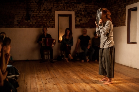 Scena ze spektaklu "Beztroska" podczas Wioski Teatralnej organizowanej pod hasłem "Wykluwanie"