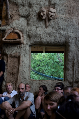 Widzowie podczas spektaklu interaktywnego Aktionstheater Halle "Forum" opracowanego z udziałem grupy warsztatowej podczas festiwalu Wioska Teatralna