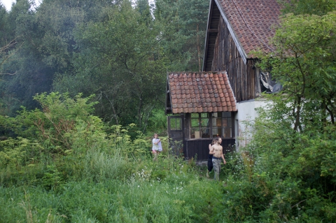 Budynek Teatru Węgajty od strony ganku, podczas festiwalu Wioska Teatralna