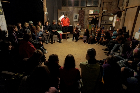 Dyskusja po spektaklu "eksPLoracja" Teatru Krzyk podczas festiwalu Wioska Teatralna