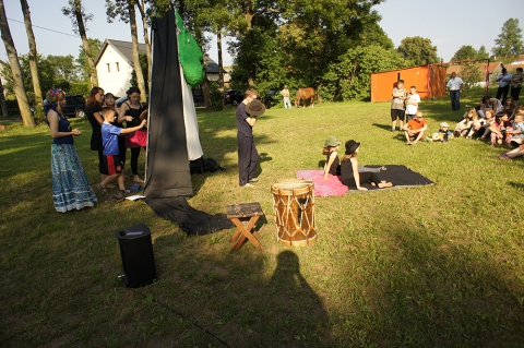 Pokaz cyrkowy w wykonaniu dzieci w trakcie "Święta Wioski w Węgajtach" podczas festiwalu Wioska Teatralna