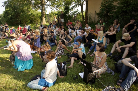 Widzowie pokazu cyrkowego w trakcie "Święta Wioski w Węgajtach" podczas festiwalu Wioska Teatralna