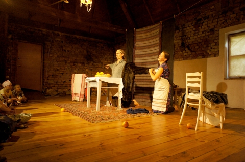 Scena ze spektaklu "Kaukaskie arabeski" Teatru Teď, nádech a leť prezentowanego podczas festiwalu Wioska Teatralna