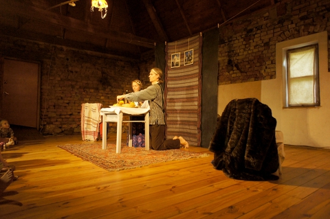 Scena ze spektaklu "Kaukaskie arabeski" Teatru Teď, nádech a leť prezentowanego podczas festiwalu Wioska Teatralna