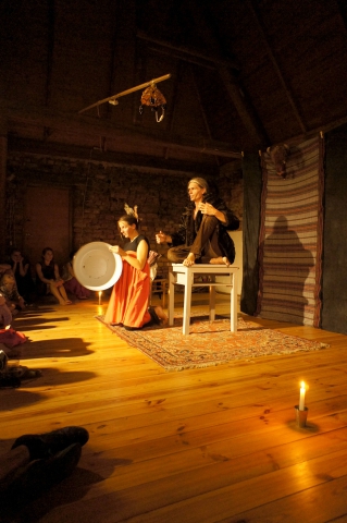 Scena ze spektaklu "Kaukaskie arabeski" Teatru Teď, nádech a leť prezentowanego podczas festiwalu Wioska Teatralna