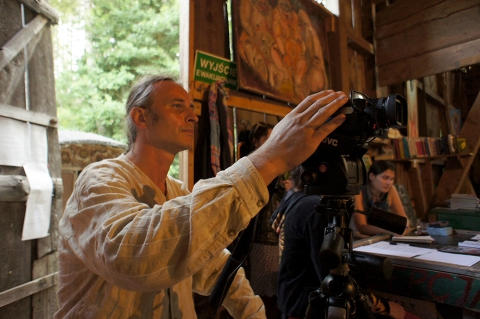 Piotr Pardela tworzy dokumentację filmową podczas festiwalu Wioska Teatralna