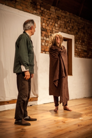 Scena ze spektaklu "Beztroska" podczas Wioski Teatralnej organizowanej pod hasłem "Wykluwanie"