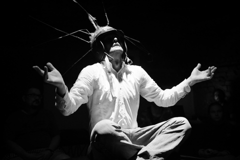 Scena ze spektaklu Teatru 3.5 "Ziemia jest płaska. Dzbanie!" prezentowanego podczas festiwalu Wioska Teatralna