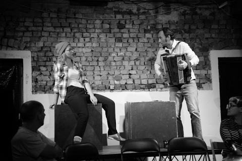Scena ze spektaklu Teatru 3.5 "Ziemia jest płaska. Dzbanie!" prezentowanego podczas festiwalu Wioska Teatralna