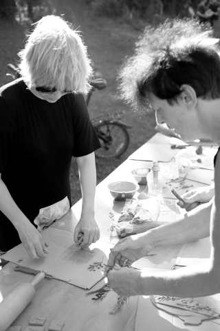 Pracownia ceramiczna w trakcie „Pikniku wyobraźni” podczas festiwalu Wioska Teatralna