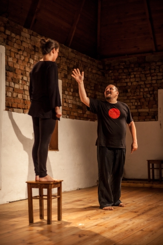 Scena ze spektaklu "Beztroska" podczas Wioski Teatralnej organizowanej pod hasłem "Wykluwanie"