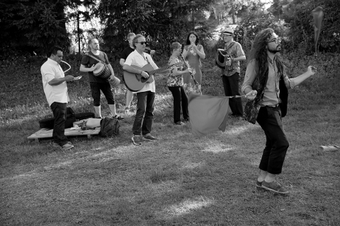 Kapela katalońska i przyjaciele na "Pikniku wyobraźni" podczas festiwalu Wioska Teatralna