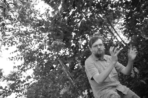 Bartosz Ignacy Wrona jako opowiadacz na "Pikniku wyobraźni" podczas festiwalu Wioska Teatralna