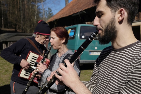 Muzykowanie przed Teatrem Węgajty podczas warsztatów alilujkowych