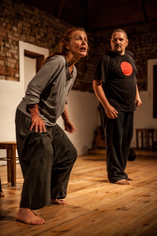 Scena ze spektaklu "Beztroska" podczas Wioski Teatralnej organizowanej pod hasłem "Wykluwanie"
