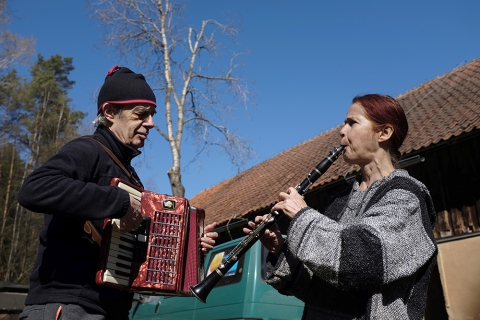 Muzykowanie przed Teatrem Węgajty podczas warsztatów alilujkowych
