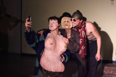 Scena ze spektaklu "Ogień, kryzys, dworzec centralny" prezentowanego podczas festiwalu Wioska Teatralna