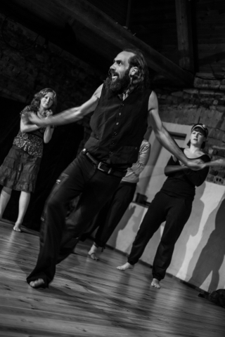Scena ze spektaklu "Ogień, kryzys, dworzec centralny" prezentowanego podczas festiwalu Wioska Teatralna
