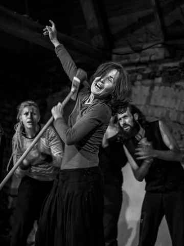 Scena ze spektaklu "Ogień, kryzys, dworzec centralny" prezentowanego podczas festiwalu Wioska Teatralna