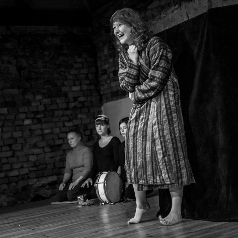 Scena ze spektaklu "Ogień, kryzys, dworzec centralny" prezentowanego podczas festiwalu Wioska Teatralna