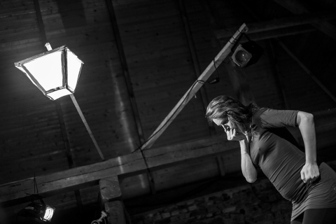Scena ze spektaklu "Ogień, kryzys, dworzec centralny" prezentowanego podczas festiwalu Wioska Teatralna