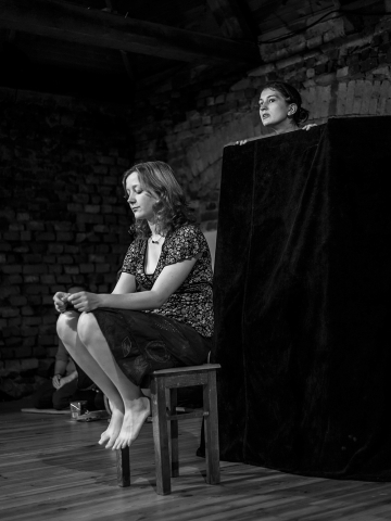 Scena ze spektaklu "Ogień, kryzys, dworzec centralny" prezentowanego podczas festiwalu Wioska Teatralna