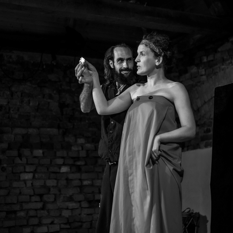 Scena ze spektaklu "Ogień, kryzys, dworzec centralny" prezentowanego podczas festiwalu Wioska Teatralna