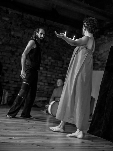 Scena ze spektaklu "Ogień, kryzys, dworzec centralny" prezentowanego podczas festiwalu Wioska Teatralna