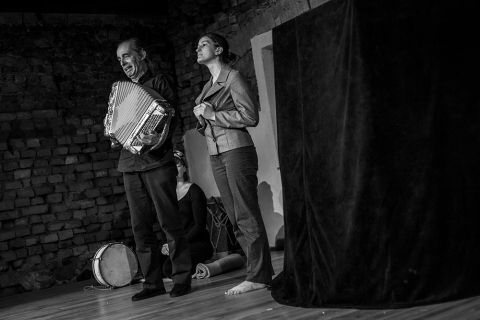 Scena ze spektaklu "Ogień, kryzys, dworzec centralny" prezentowanego podczas festiwalu Wioska Teatralna