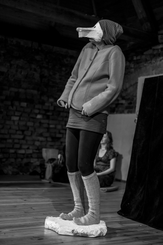 Scena ze spektaklu "Ogień, kryzys, dworzec centralny" prezentowanego podczas festiwalu Wioska Teatralna