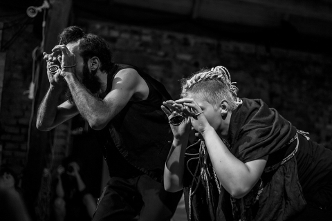 Scena ze spektaklu "Ogień, kryzys, dworzec centralny" prezentowanego podczas festiwalu Wioska Teatralna