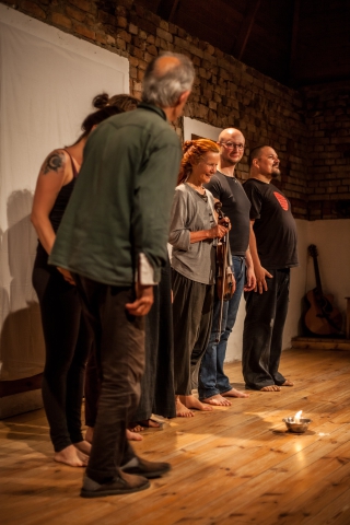 Ukłony po spektaklu "Beztroska" podczas Wioski Teatralnej organizowanej pod hasłem "Wykluwanie"