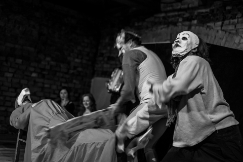Scena ze spektaklu "Ogień, kryzys, dworzec centralny" prezentowanego podczas festiwalu Wioska Teatralna