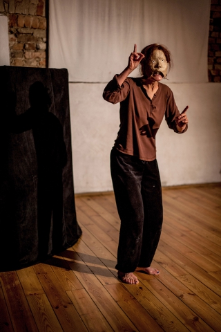 Scena ze spektaklu "Powietrze e(ks)misje" prezentowanego podczas festiwalu Wioska Teatralna