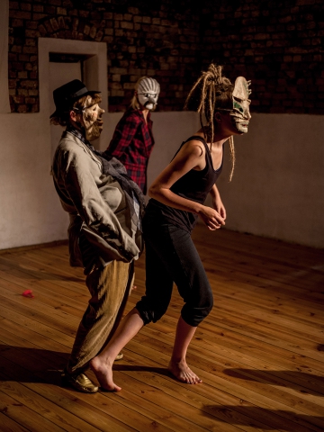 Scena ze spektaklu "Powietrze e(ks)misje" prezentowanego podczas festiwalu Wioska Teatralna
