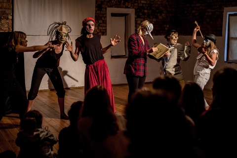 Scena ze spektaklu "Powietrze e(ks)misje" prezentowanego podczas festiwalu Wioska Teatralna