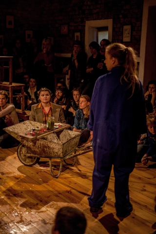"Punkowe Centrum Poezji Paluch" – spektakl Teatru Realistycznego prezentowany podczas festiwalu Wioska Teatralna