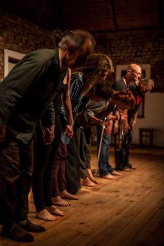 Ukłony spektaklu "Beztroska" podczas Wioski Teatralnej organizowanej pod hasłem "Wykluwanie"