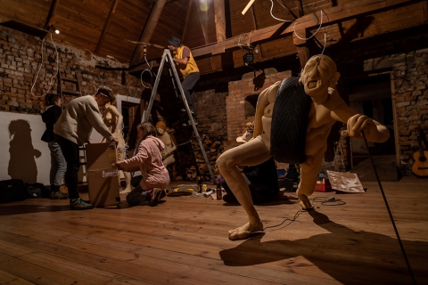 Montaż wystawy Ewy Dąbrowskiej "Homo empathicus" podczas festiwalu Wioska Teatralna 2020 (II)