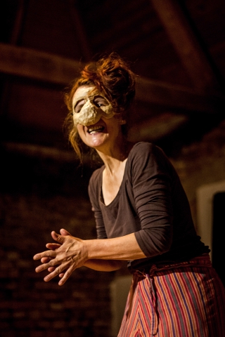 Scena ze spektaklu "Wielogłos. Spektakl o zabijaniu, zwierzętach i miłości" podczas festiwalu Wioska Teatralna