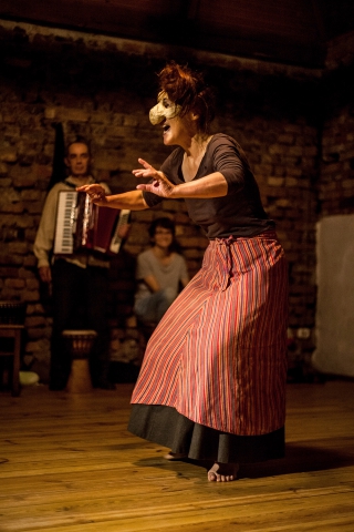 Scena ze spektaklu "Wielogłos. Spektakl o zabijaniu, zwierzętach i miłości" podczas festiwalu Wioska Teatralna