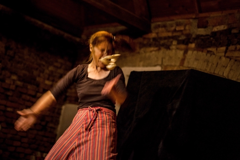 Scena ze spektaklu "Wielogłos. Spektakl o zabijaniu, zwierzętach i miłości" podczas festiwalu Wioska Teatralna