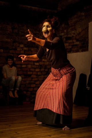 Scena ze spektaklu "Wielogłos. Spektakl o zabijaniu, zwierzętach i miłości" podczas festiwalu Wioska Teatralna 2018