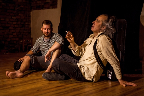Scena ze spektaklu "Wielogłos. Spektakl o zabijaniu, zwierzętach i miłości" podczas festiwalu Wioska Teatralna
