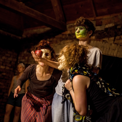 Scena ze spektaklu "Wielogłos. Spektakl o zabijaniu, zwierzętach i miłości" podczas festiwalu Wioska Teatralna