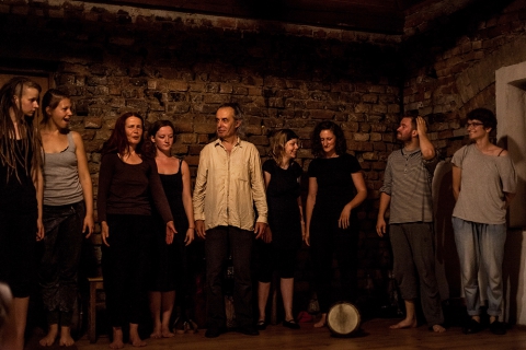 Zespół Innej Szkoły Teatralnej 2014 po spektaklu "Wielogłos. Spektakl o zabijaniu, zwierzętach i miłości" prezentowanym podczas festiwalu Wioska Teatralna