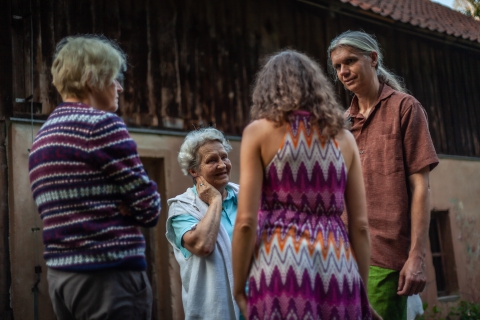 Uczestnicy i uczestniczki festiwalu przed stodołą