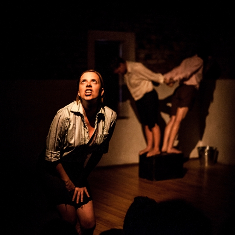 Scena ze spektaklu "Manifest" Teatru Realistycznego, prezentowanego podczas festiwalu Wioska Teatralna
