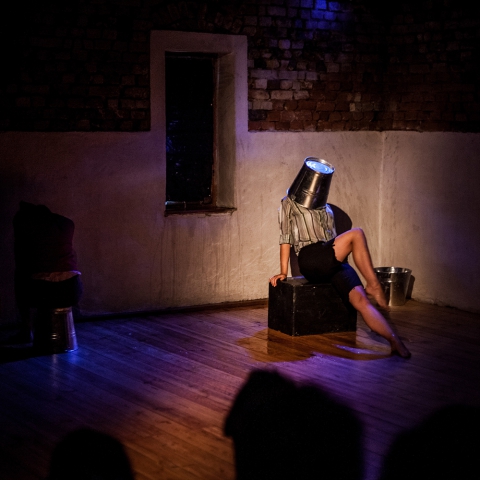 Scena ze spektaklu "Manifest" Teatru Realistycznego, prezentowanego podczas festiwalu Wioska Teatralna